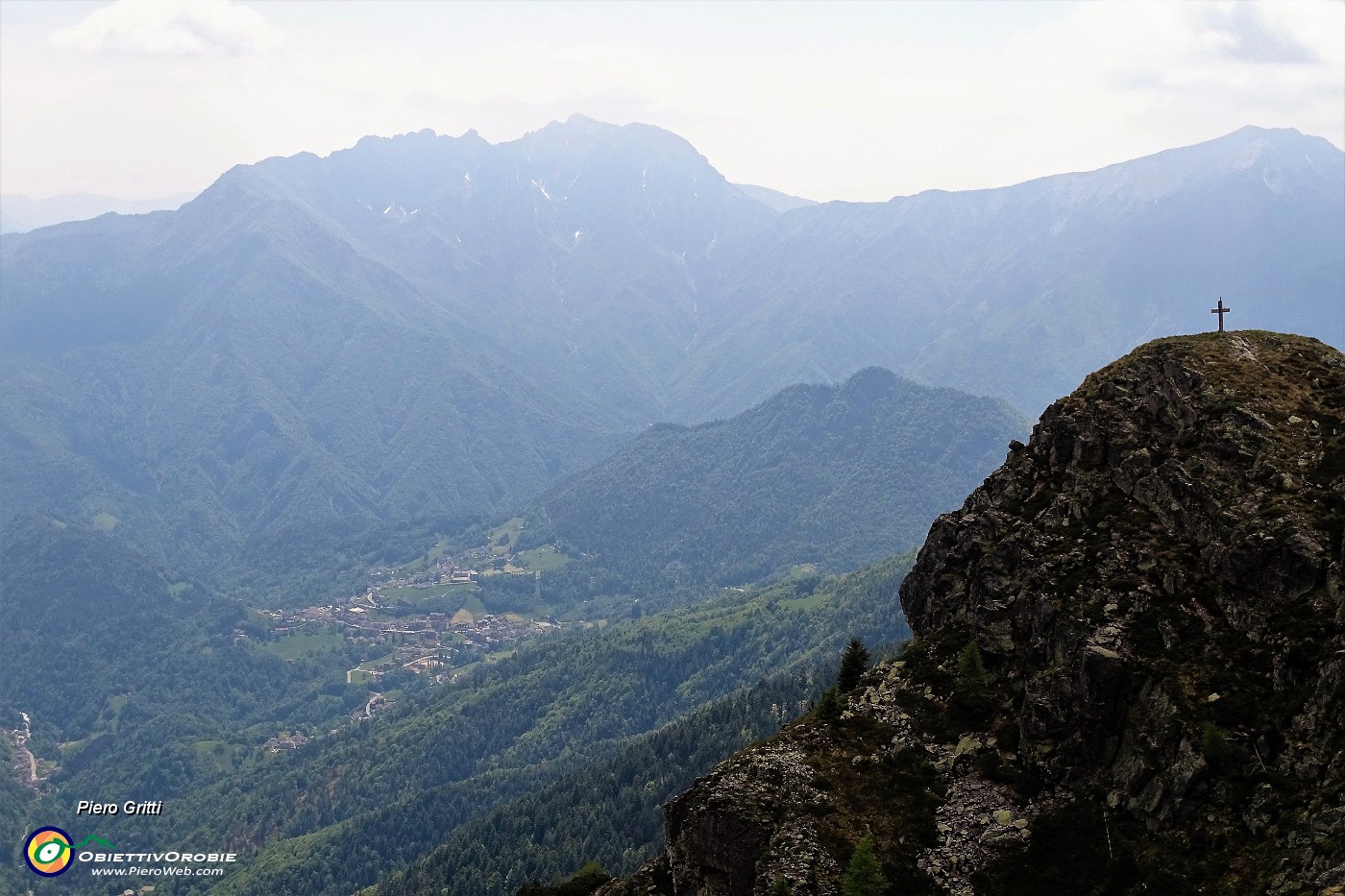 61 Vista sul torrione con croce del Mincucco e verso S. Brigida.JPG